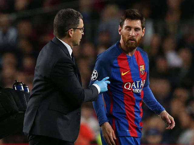 Messi bangs face on turf, left bleeding after challenge with Pjanic