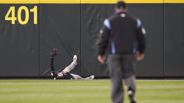 Watch: Yelich faceplants into wall after terrific catch
