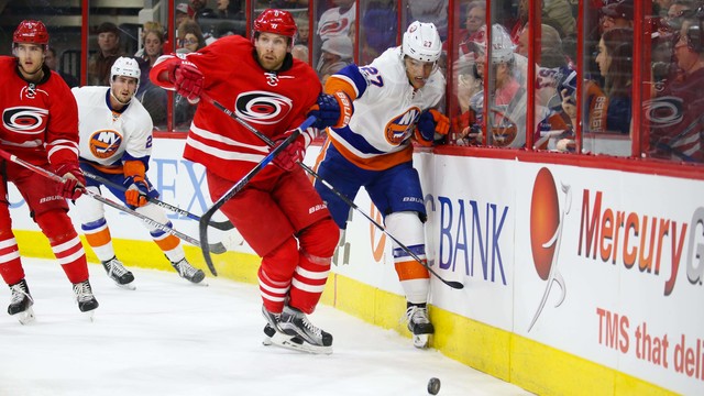 Hurricanes ink Dahlbeck to 1-year pact