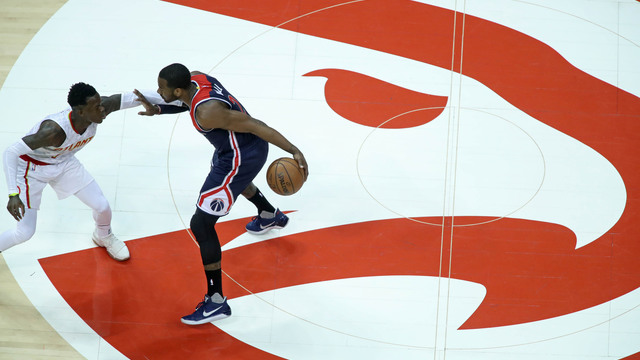 Watch: Wall goes end to end with behind-the-back dribble, left-handed jam