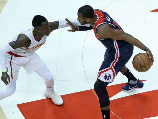 Watch: Wall goes end to end with behind-the-back dribble, left-handed jam
