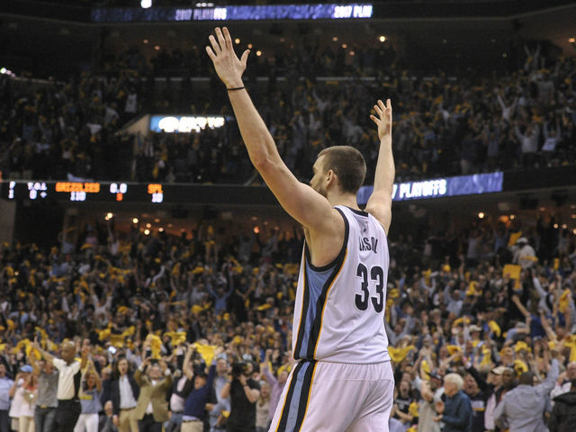 Watch: Gasol nails floater in dying seconds to give Grizzlies Game 4 win
