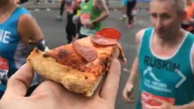 Watch: Spectator offers pizza to London Marathon runners