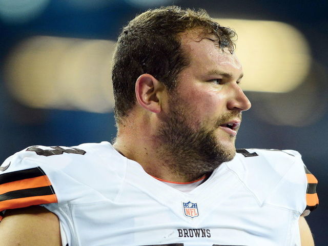 Browns' Thomas plays record 10,000th consecutive snap
