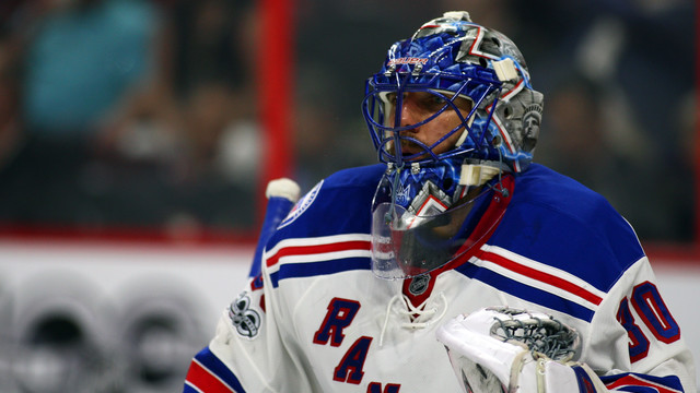 Watch: Lundqvist sprawls out for incredible glove save