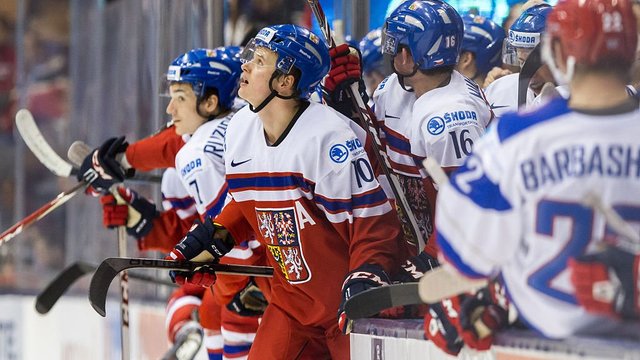 Blackhawks sign Czech F David Kampf to 2-year contract