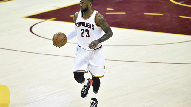 Watch: LeBron spins ball in hands twice before casually draining 3