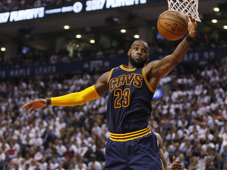 Watch LeBron hits spinning lefty floater from freethrow line