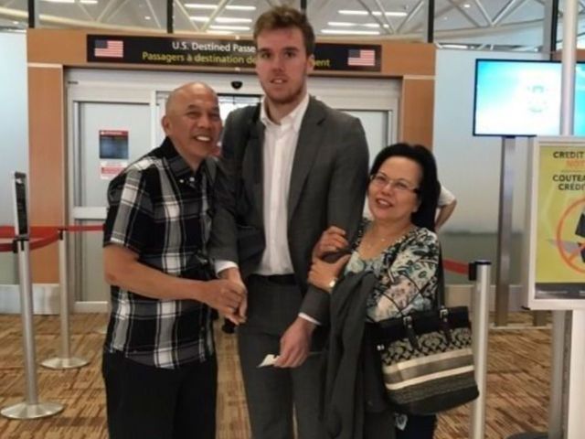 McDavid caught in incredibly awkward photo with adoring fans