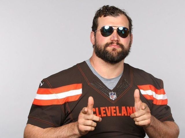 Joe Thomas wins Browns picture day once again