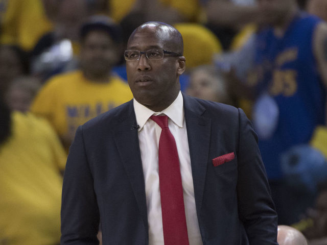 Mike Brown not intimidated by Popovich, jokes he could beat him up