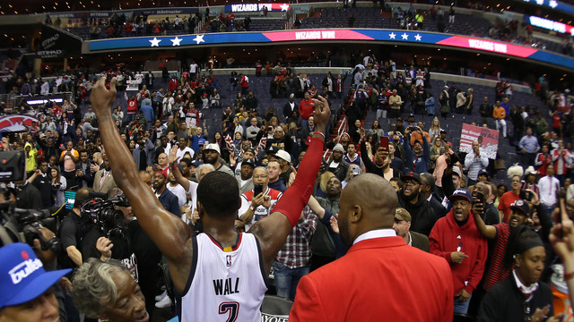 Watch: Wall jumps on scorer's table to hype Wizards crowd