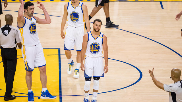 Watch: Curry sums up Warriors' 1st half with air ball from the logo