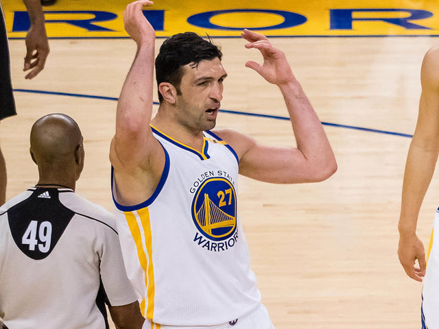 Watch: Curry sums up Warriors' 1st half with air ball from the logo