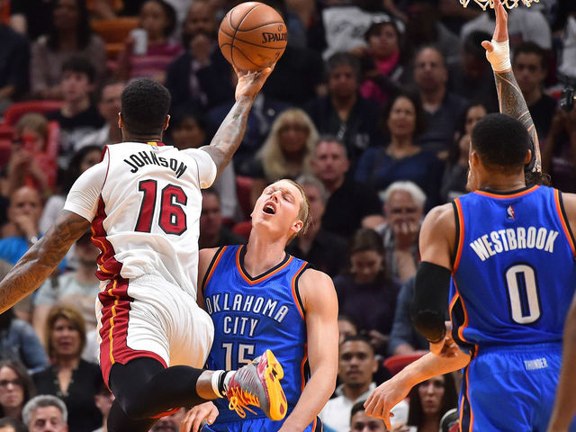 Watch: Kid crosses up Thunder's Singler