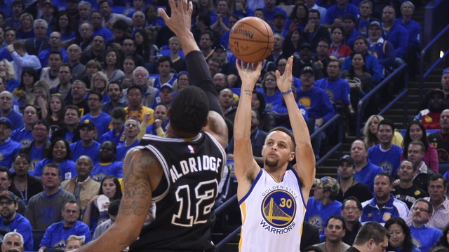 Warriors' Brown compares Pachulia play to Aldridge undercutting Curry