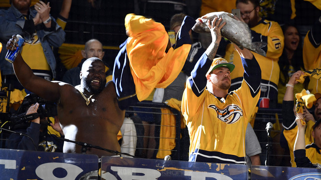 Watch: Mariota, Titans O-line chug beers, fire up crowd at Preds game