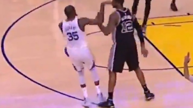 Watch: Durant lands on Aldridge's foot after tight closeout