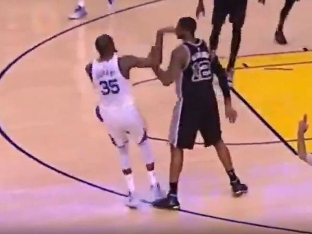 Watch: Durant lands on Aldridge's foot after tight closeout