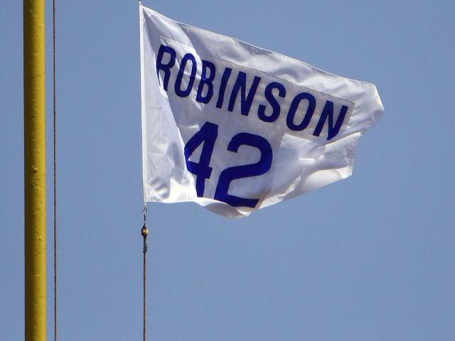 Cubs raise new flag to honor Jackie Robinson