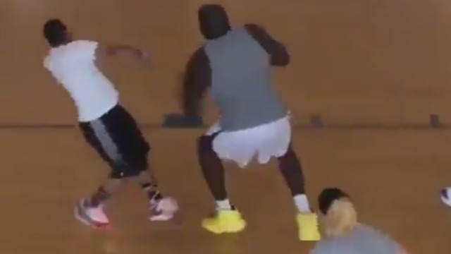 Shaq destroys dude in pickup game