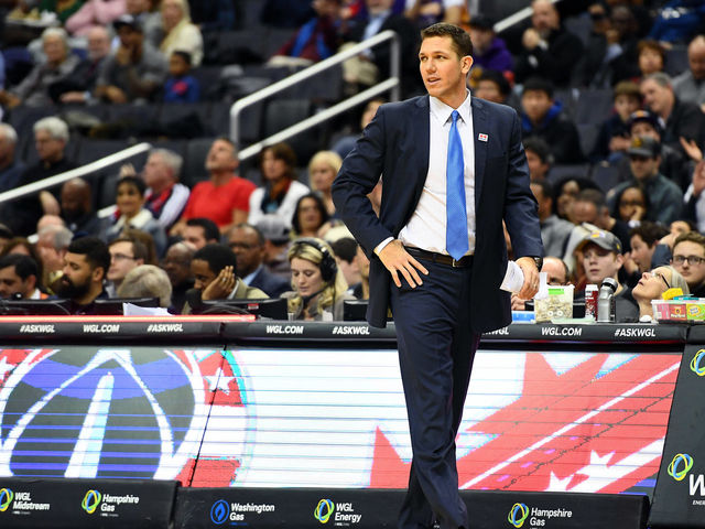 Walton: Lakers will lock arms during anthem throughout season
