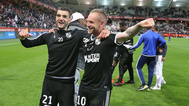 Amiens promoted to Ligue 1 after 96th-minute winner, capping wild final day