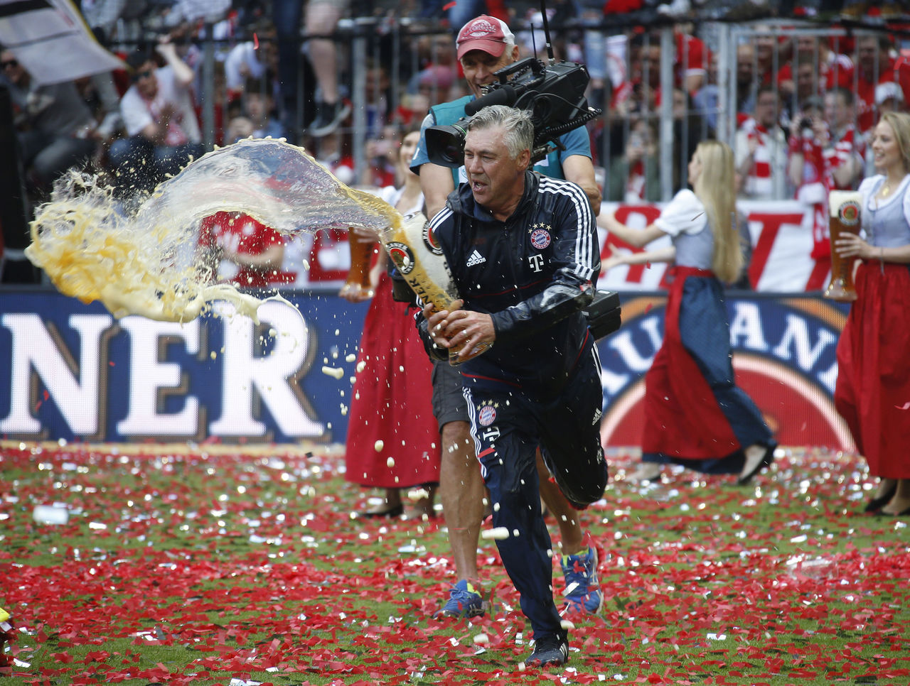 Look: Beer showers dominate Bayern Munich's Bundesliga ...