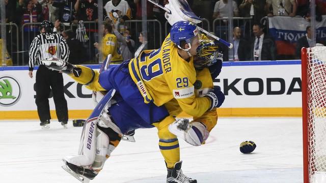 Watch: Nylander tackles Lundqvist after World Championship-winning save