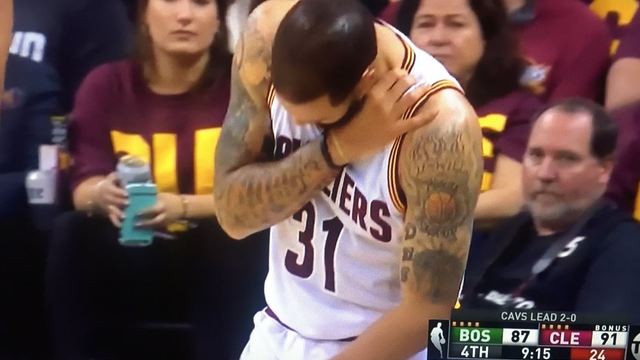 Did Deron Williams spray paint his hair?