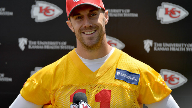 Look: Good guy Alex Smith helps out Raiders fan at golf tourney