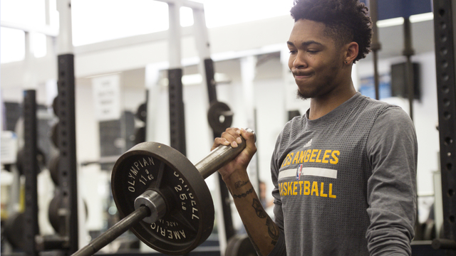 Lakers hire celebrity trainer Gunnar Peterson