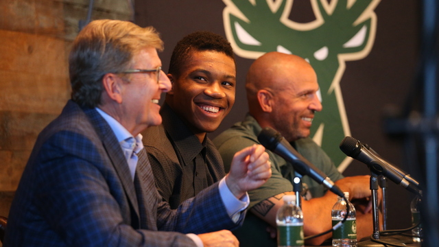 Antetokounmpo thanks ex-Bucks GM Hammond: 'This guy took a chance on me'