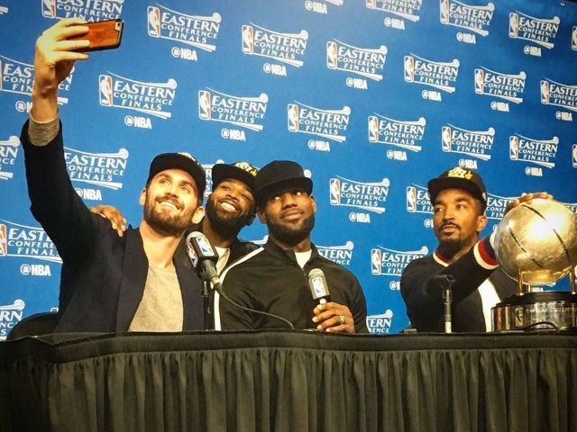 Watch: Cavaliers pose for selfie during LeBron's presser