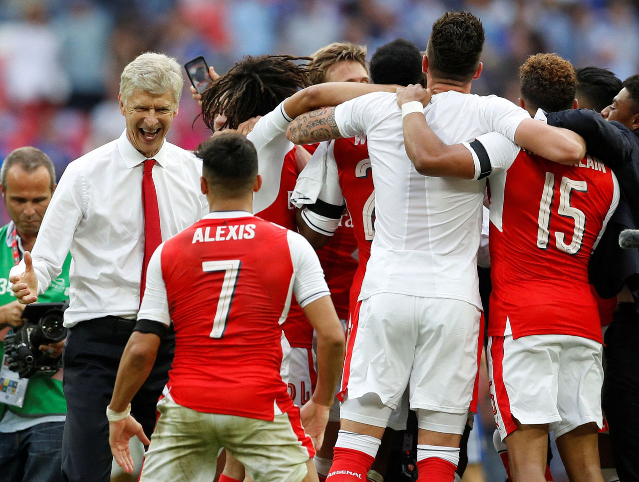 look-the-best-photos-from-arsenal-s-fa-cup-celebration-thescore