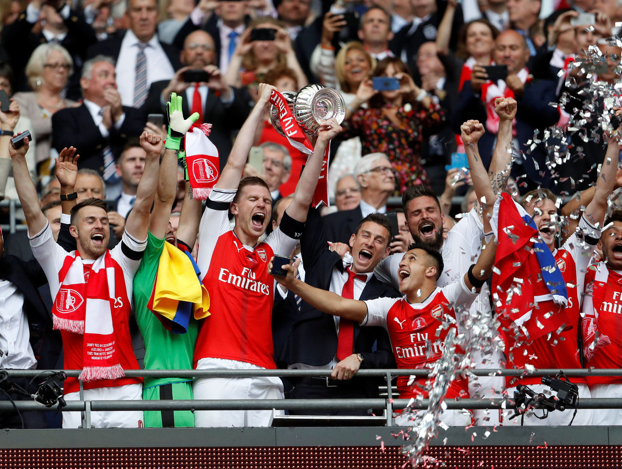 look-the-best-photos-from-arsenal-s-fa-cup-celebration-thescore