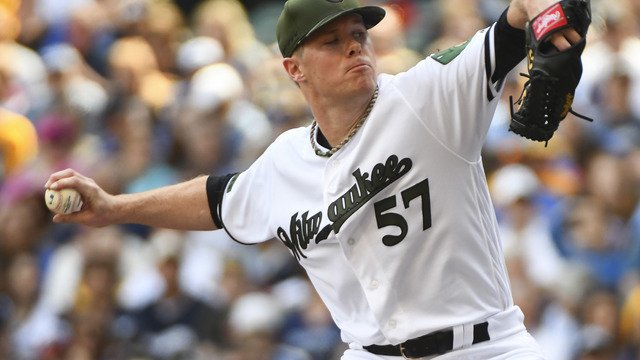 Brewers sign Anderson to 2-year deal with pair of options