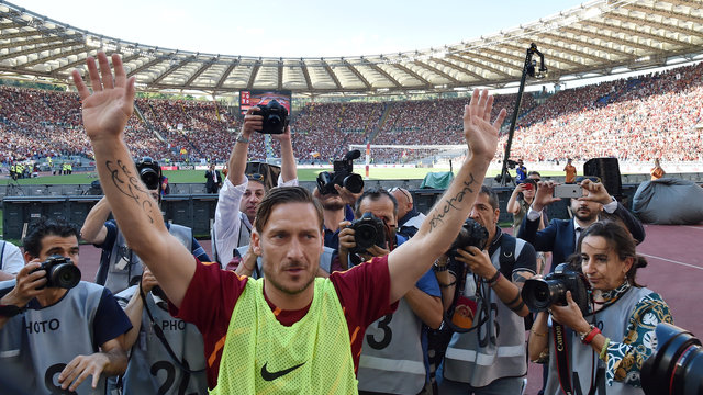 Look: Tearful fans, touching banners on display for Totti's Roma farewell