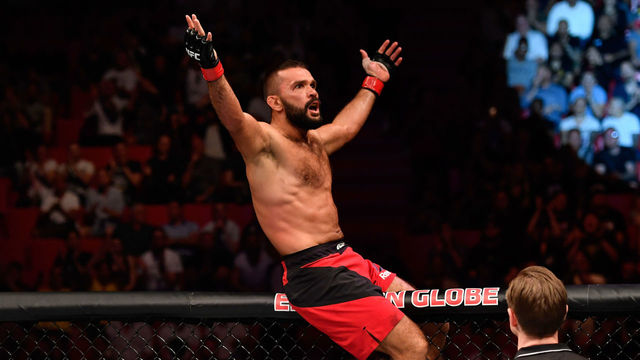 Sobotta blasts Saunders for 2nd-round TKO win