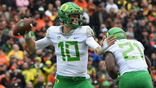 Report: Oregon's Herbert to return from collarbone injury vs. Arizona