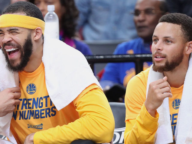 Curry must wear fanny pack after losing bet to JaVale