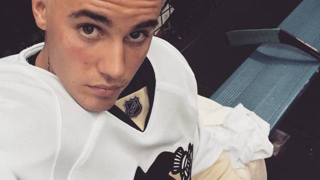 Justin Bieber shows support for Penguins