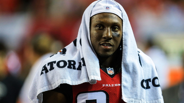 Falcons WR Roddy White reverses course and pays up over Twitter bet with fan