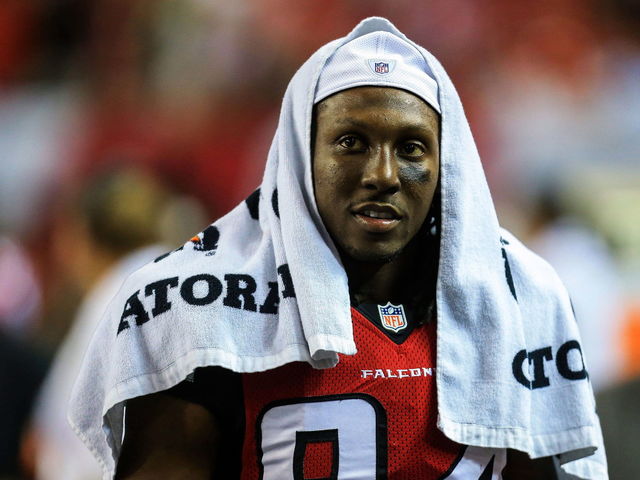 Falcons WR Roddy White reverses course and pays up over Twitter bet with fan
