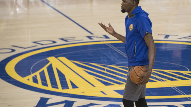 Has Kevin Durant been defending himself using fake Twitter accounts?