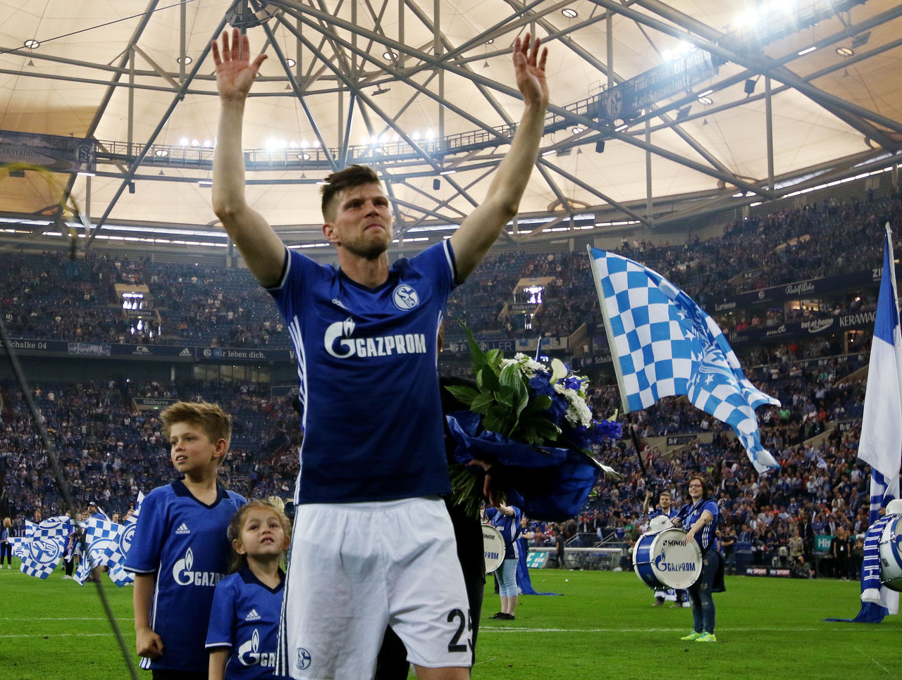 Back In Amsterdam Huntelaar Ajax Agree To 1 Year Contract Thescore Com