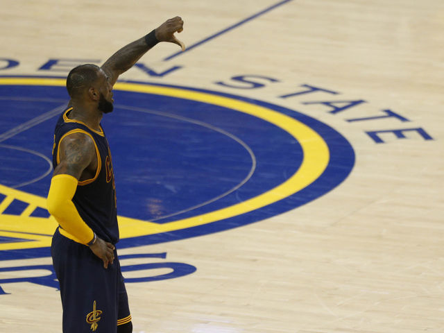 Report: LeBron not actively recruiting free agents for Cavs