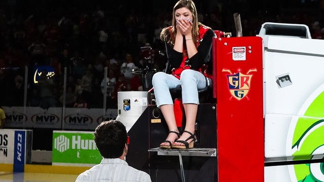 Watch: AHL Zamboni driver proposes to girlfriend at center ice