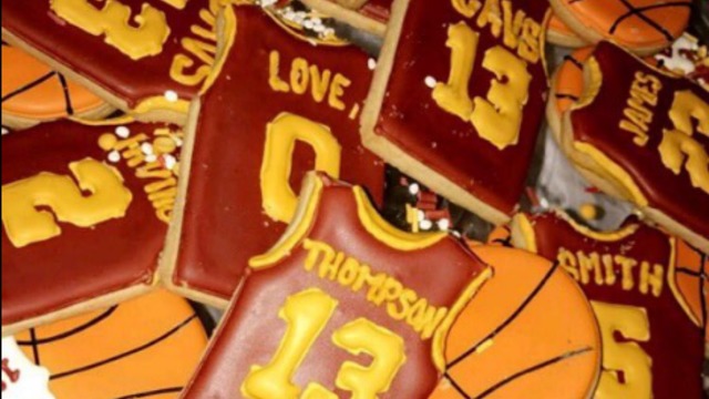 Look: Khloe Kardashian sweetens Game 2 with Cavaliers confectioneries