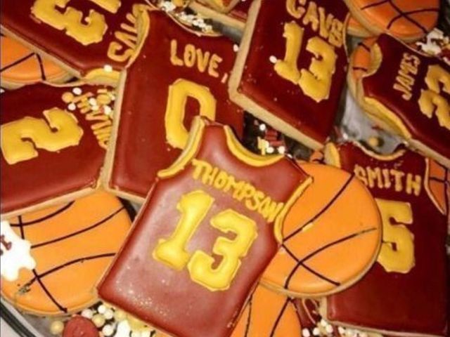 Look: Khloe Kardashian sweetens Game 2 with Cavaliers confectioneries